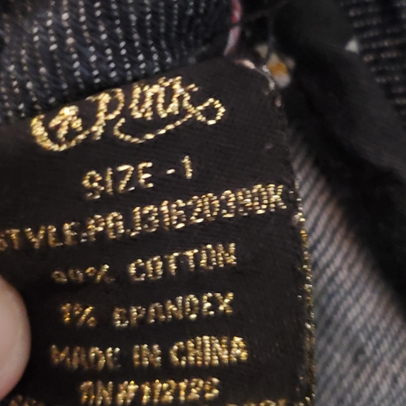 Distressed ripped shorts with flowers so cute❣️ - Picture 4 of 7